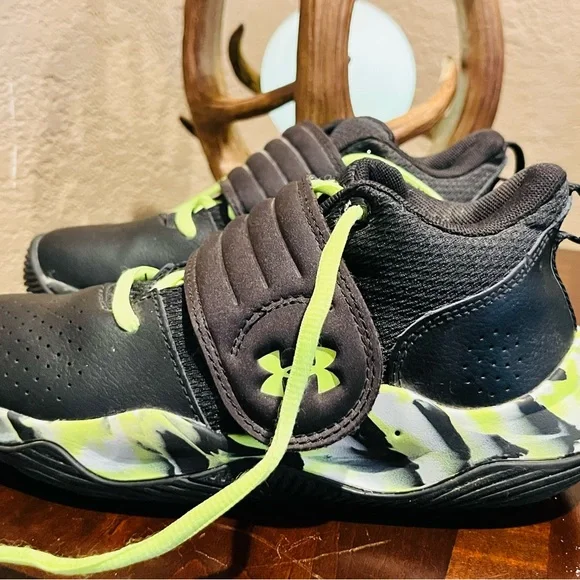 Under Armour Kids' Boys Zone BB Black and Neon Green Sneakers Size 2Y - Picture 2 of 8